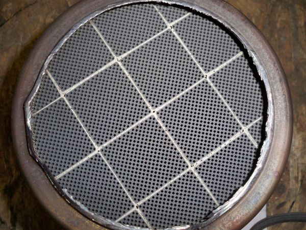 čištění DPF a katalyzátorů - Znečištěný keramický DPF filtr